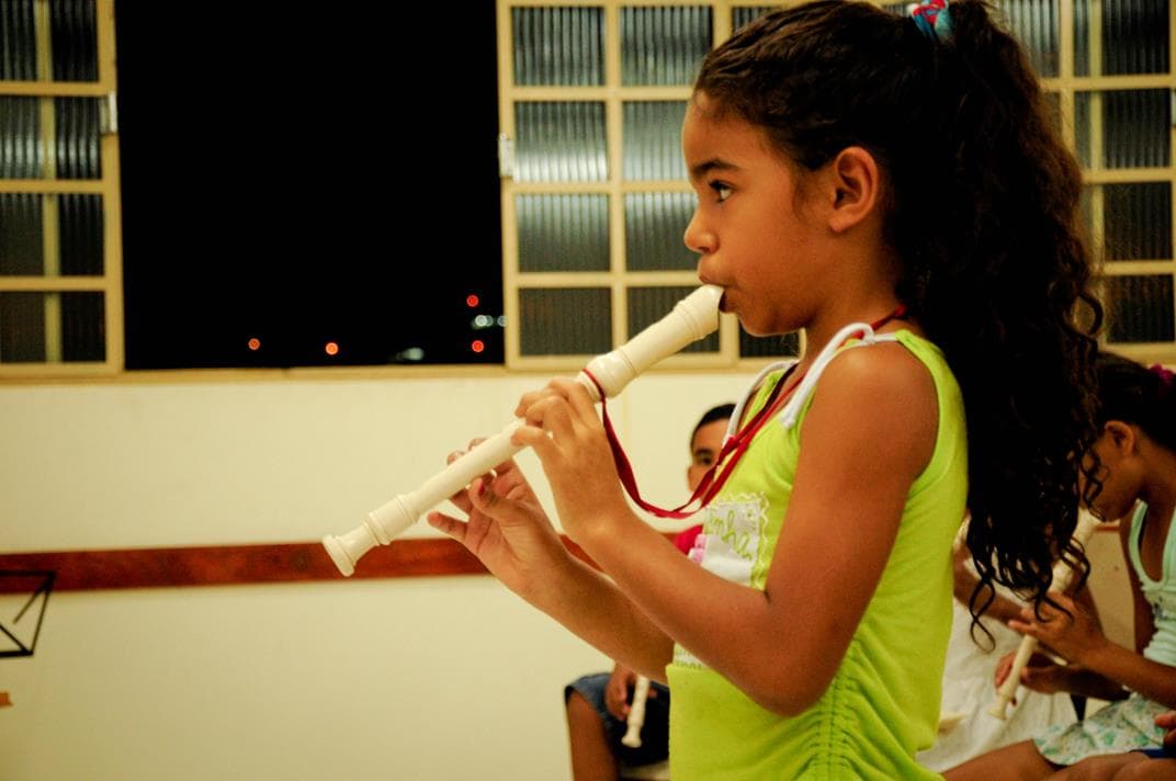 Criança tocando flauta